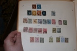 Engelska och franska kolonier i Asien. Samling på en tjock bunt blad. Bitvis glest besatt men totalt sett många frimärken.
