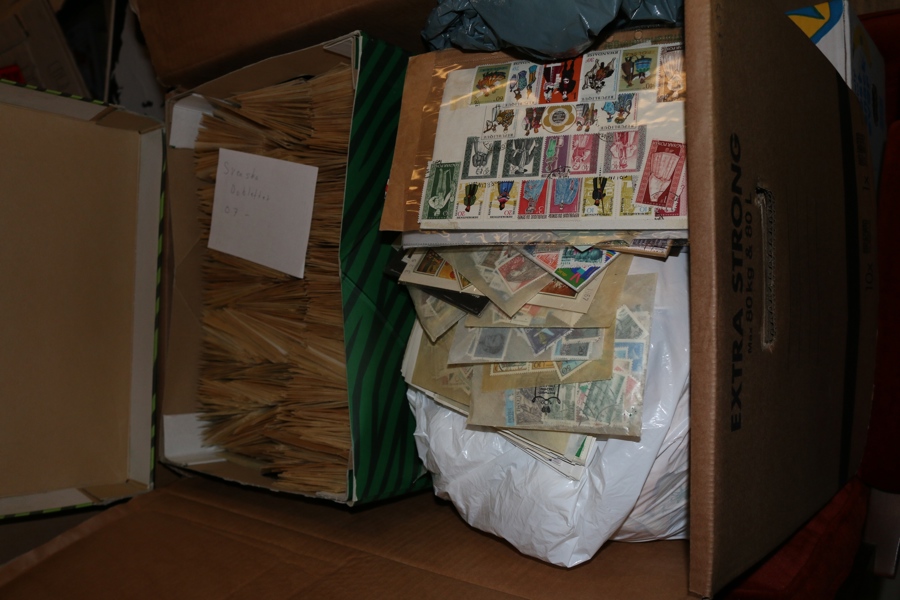 Stor flyttlåda med svenska och mest finska/norska dubbletter i pergamynkuvert i två stora lådor. Dessutom en del annat liknande som klipp och lösa tvättade märken i påsar m.m. Tiotusentals frimärken!