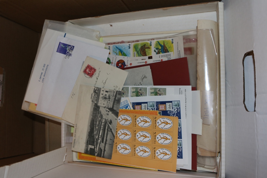 Två mindre kartonger med blandat bältespännarmaterial, bl.a. många stämpelkvitton/dokument, reklammärken, lokalpost, tändsticksetiketter, majblommor osv. Svårt att beskriva, men mycket att gå igenom!
