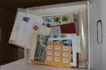 Två mindre kartonger med blandat bältespännarmaterial, bl.a. många stämpelkvitton/dokument, reklammärken, lokalpost, tändsticksetiketter, majblommor osv. Svårt att beskriva, men mycket att gå igenom!