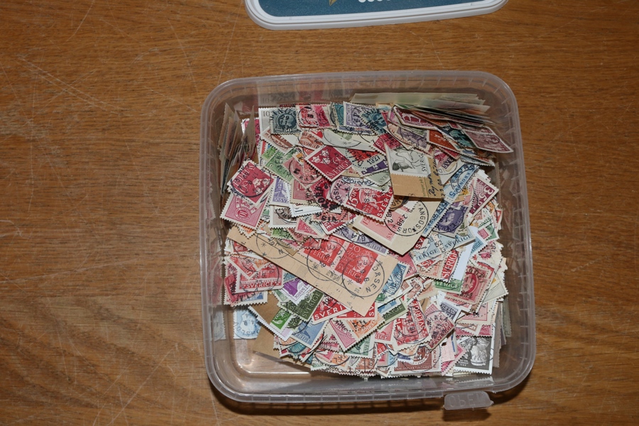 Ortstämplar. Plastbytta med lösvikt av vackert stämplat, vi kan väl säga läsbart till prakt utan att lova för mycket. Se bild för egen bedömning, säkert 1000 märken eller mer!