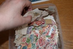 Ortstämplar. Plastbytta med lösvikt av vackert stämplat, vi kan väl säga läsbart till prakt utan att lova för mycket. Se bild för egen bedömning, säkert 1000 märken eller mer!