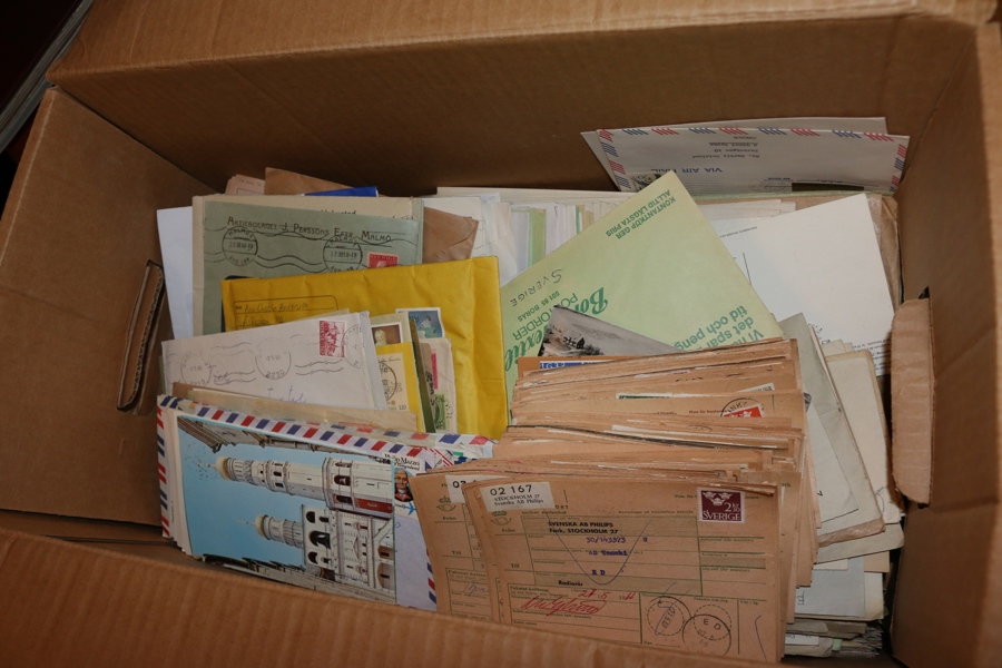 Mindre flyttlåda brev och kort, gammalt och nytt. Paketavier t.ex. Mest svenskt men även lite utland.