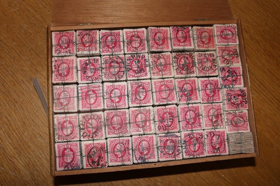 Oscar II. Cigarrlåda med 100-buntar. Proppfull låda av okänt ursprung. I de undre lagren finns även något medaljong och andra valörer av Oscar, men mest 10 öre. 