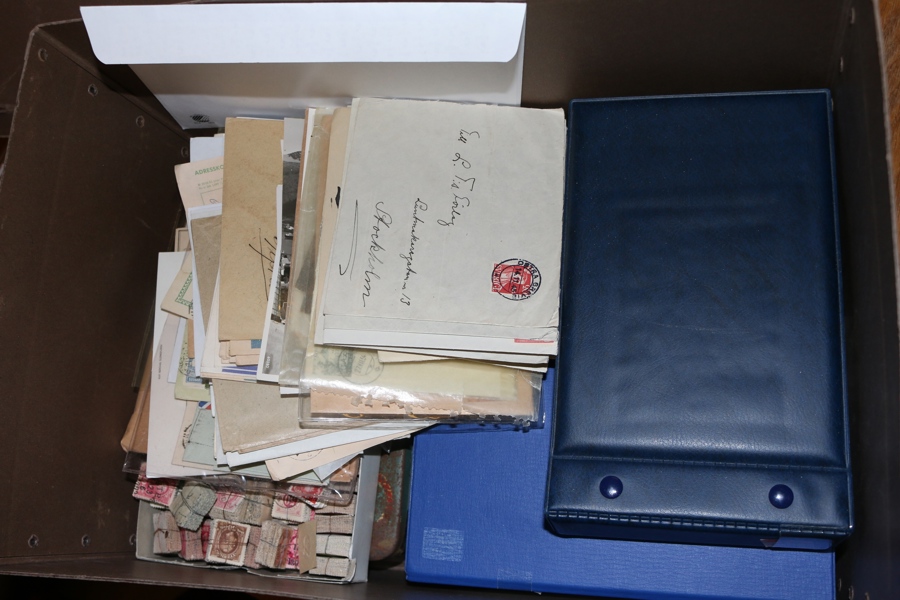 Låda med framför allt brev, reklamkuvert, minnespost, utländskt och svenskt. Även frimärken i form av en del buntar. Spännande blandning.