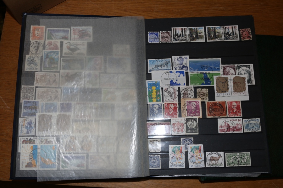 ORTSTÄMPLAR. Tre album med stämpelmaterial mest Oscar II-modernt. Mängder med vackra stämplar. Visirpärmen med enbart orter A-F, de andra två albumen blandat. Se ett antal exempelbilder.