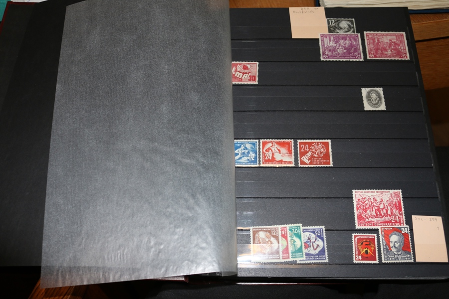 TYSKLAND/DDR. Mest xx samling tidigt 50-tal till ca 1980 i två album. Med några lite bättre av de tidiga och sedan välfyllt hela vägen. Det andra album innehåller ofta både xx och stpl. Lågt utrop!