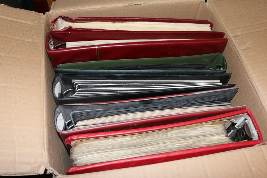 Trevlig låda med sex album/pärmar blandat innehåll. Bl.a. Sverigesamling från vapen och framåt med många bättre märken, en del klassiskt och Kongress/Förening till 1 krona m.m. 