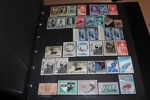 Trevlig låda med sex album/pärmar blandat innehåll. Bl.a. Sverigesamling från vapen och framåt med många bättre märken, en del klassiskt och Kongress/Förening till 1 krona m.m. 