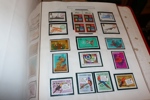 Trevlig låda med sex album/pärmar blandat innehåll. Bl.a. Sverigesamling från vapen och framåt med många bättre märken, en del klassiskt och Kongress/Förening till 1 krona m.m. 