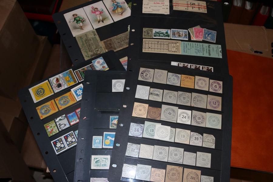 Låda med 4 album och några lösa blad, med blandat bältespännarmaterial. Stor spridning på olika typer av objekt, ser trevligt ut.