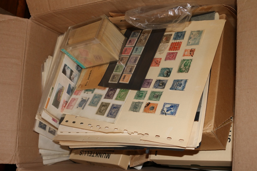 Blandat parti många länder i låda. Utan struktur. På blad och i askar och kuvert.