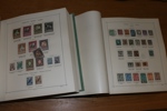 EUROPA. Samling i två decimetertjocka Schaubek-album klassiskt-1940. Med en del lite bättre märken, ojämnt besatt och en del urplockat, men fortfarande tusentals märken och bra geografisk spridning.
