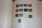 EUROPA. Samling i två decimetertjocka Schaubek-album klassiskt-1940. Med en del lite bättre märken, ojämnt besatt och en del urplockat, men fortfarande tusentals märken och bra geografisk spridning.