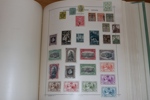 EUROPA. Samling i två decimetertjocka Schaubek-album klassiskt-1940. Med en del lite bättre märken, ojämnt besatt och en del urplockat, men fortfarande tusentals märken och bra geografisk spridning.