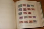 EUROPA. Samling i två decimetertjocka Schaubek-album klassiskt-1940. Med en del lite bättre märken, ojämnt besatt och en del urplockat, men fortfarande tusentals märken och bra geografisk spridning.