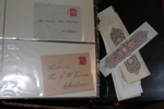 Bananlåda blandat material, både svenskt och utländskt. Ett album Polen, ett album FN, album svenska försändelser, bältespännarmaterial majblommor, tvättade frimärken i burkar et.c.