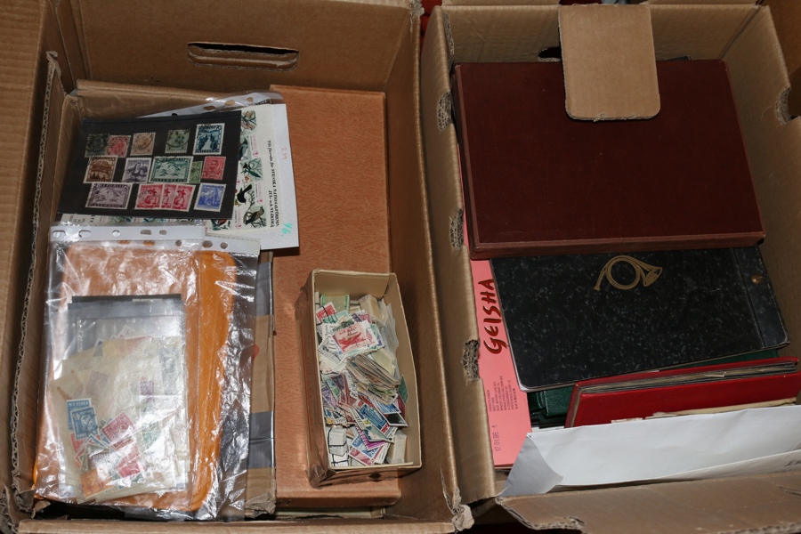 En flyttlåda och en något mindre låda med frimärken från många länder, bl.a. kartotek Finland, två album Rumänien, ostämplad samling Sverige m.m.