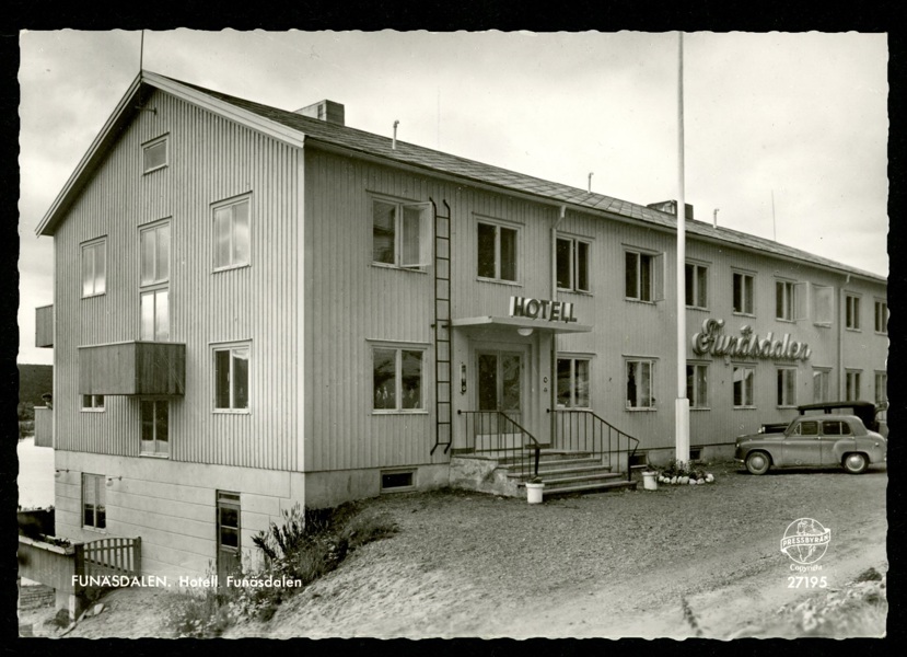 Hotell Funäsdalen, oskrivet kort i det större formatet med vågig kant