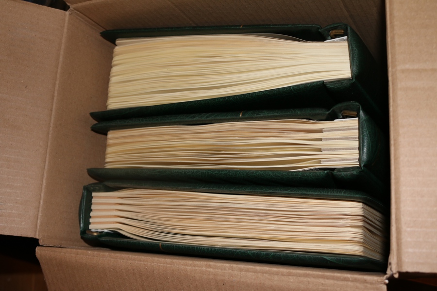 FN. Omfattande postfrisk samling både New York, Geneve och Wien i tre välfyllda Leuchtturmalbum med fickor. New York 1951-88, Geneve 1969-2006, Wien 1979-2019. Även två serier UNTEA 1962.