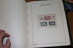 FN. Omfattande postfrisk samling både New York, Geneve och Wien i tre välfyllda Leuchtturmalbum med fickor. New York 1951-88, Geneve 1969-2006, Wien 1979-2019. Även två serier UNTEA 1962.