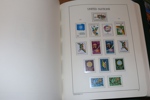 FN. Omfattande postfrisk samling både New York, Geneve och Wien i tre välfyllda Leuchtturmalbum med fickor. New York 1951-88, Geneve 1969-2006, Wien 1979-2019. Även två serier UNTEA 1962.