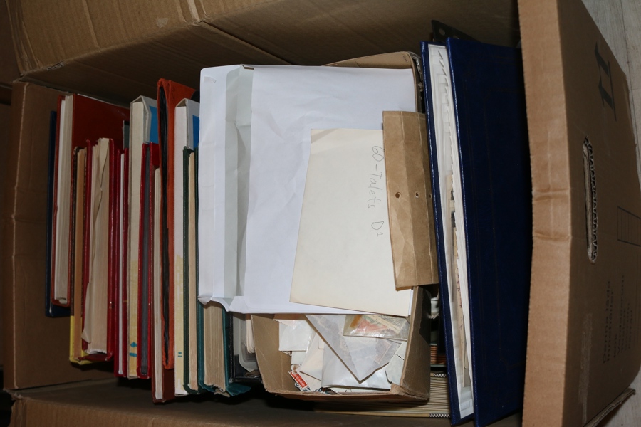 Flyttlåda mest Europa inkl Sverige med en del intressant i flera album och löst. Även en del brev och kort t.ex. vackra äldre tyska vykort.