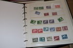 Flyttlåda mest Europa inkl Sverige med en del intressant i flera album och löst. Även en del brev och kort t.ex. vackra äldre tyska vykort.