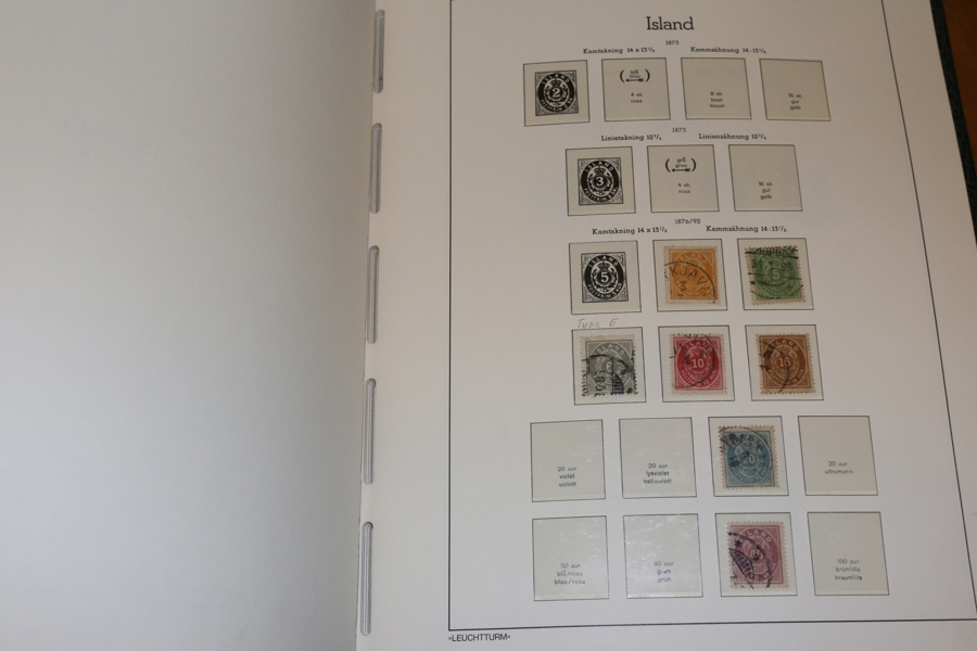 Fin stämplad samling i fräscht Leuchtturmalbum med fickor. Innehåller en del bättre som Alltinget och luftpost, Block 1 m.m. Samlat fram till 1995.