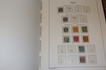 Fin stämplad samling i fräscht Leuchtturmalbum med fickor. Innehåller en del bättre som Alltinget och luftpost, Block 1 m.m. Samlat fram till 1995.