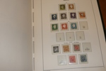 Fin stämplad samling i fräscht Leuchtturmalbum med fickor. Innehåller en del bättre som Alltinget och luftpost, Block 1 m.m. Samlat fram till 1995.