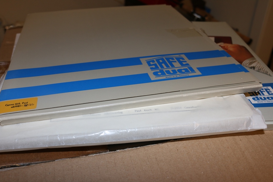 CYPERN. Bladsats Leuchtturm med fickor 1960-82 samt turkiska Cypern 1974-82. Dessutom fortsättning 1982-89 på SAFE-DUAL-blad både Cypern och turkiska Cypern. Inga frimärken.