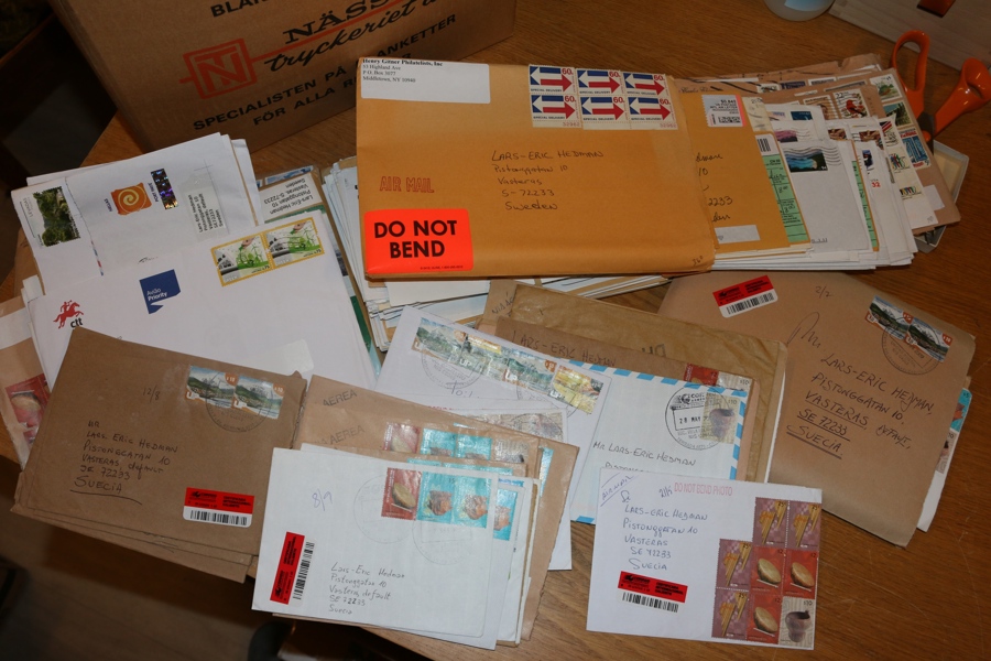 Moderna brev och klipp i mellanstor låda. Både svenska och utländska inkl mycket 2000-tal från t.ex. USA, Argentina, Portugal m.m. Bruttovikt 6,3 kg.