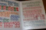 Insticksalbum praktstämplat 1960-80-tal, mycket block och enheter men även singelmärken. Hundratals objekt.