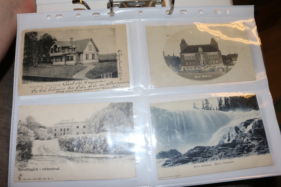 Topografiska svenska vykort i pärm, alla i det äldre formatet. Ca 360 stk.