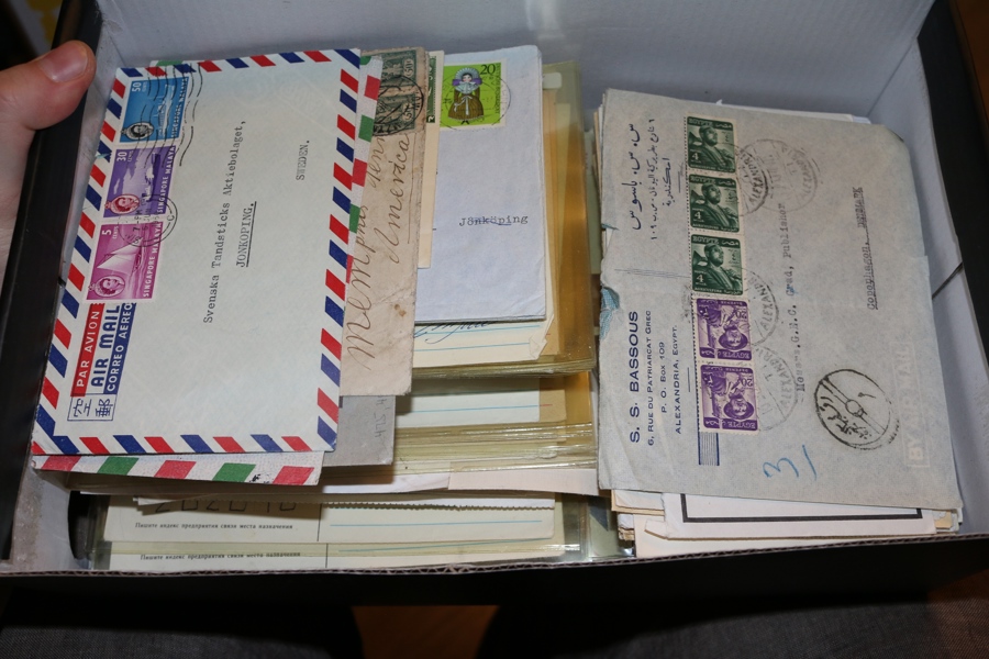 Skokartong med diverse utländska brev, vad det verkar utomnordiska och mest från 1900-talet. Mycket semi-modernt.
