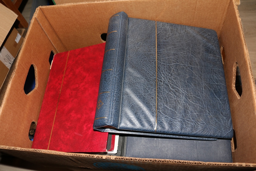 Parti flera album och annat bl.a. samling Danzig och annat Tyskland, intressant album hela världen, gles samling Schweiz i Leuchtturmalbum, svenska buntar m.m. Ett väldigt blandat parti!