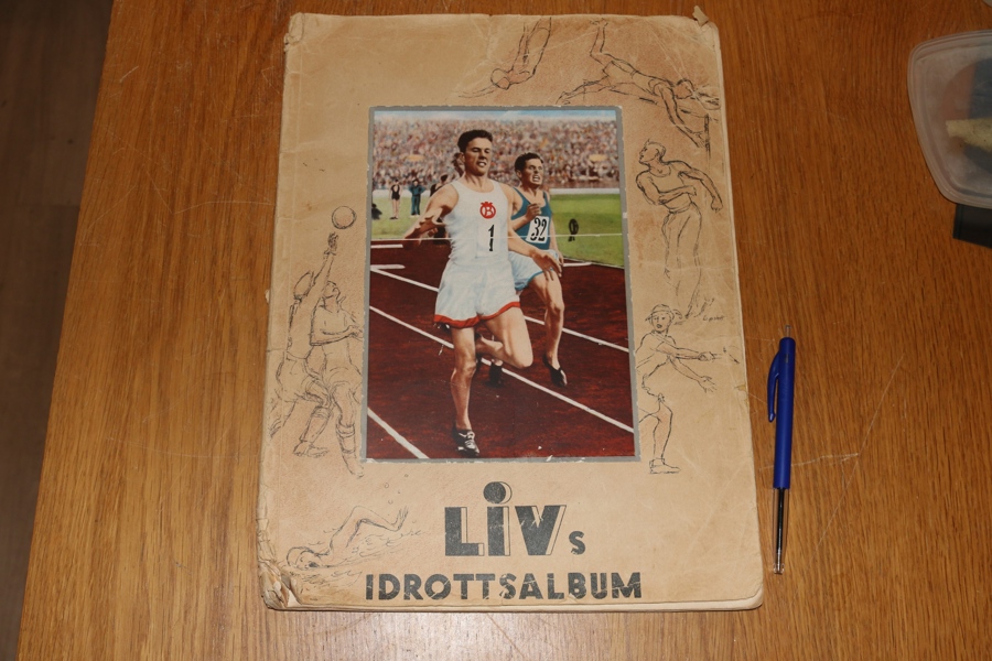 Tidsskriften LIV:s idrottsalbum, från ca 1938-40. Slitet omslag men med komplett inklistrade idolbilder på atleter jorden runt.