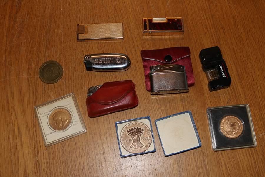 Liten samling TÄNDARE, sex stycken bl.a. Ronson, äldre bensintändare et.c. Se bild. Även några medaljer i oädla metaller.