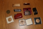 Liten samling TÄNDARE, sex stycken bl.a. Ronson, äldre bensintändare et.c. Se bild. Även några medaljer i oädla metaller.