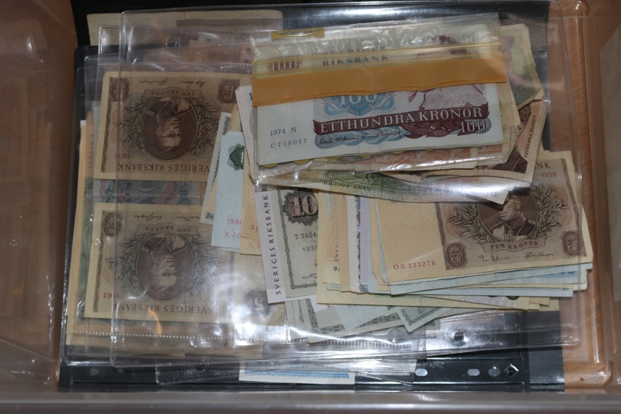 SEDLAR. Parti mest svenska sedlar andra halvan av 1900-talet med Nom 5500 kr. Blandad kvalitet både slitna och ocirkulerade förekommer. 