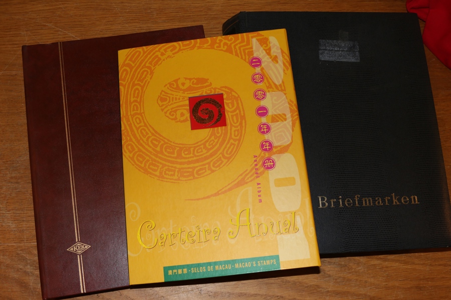 HONGKONG och MACAU. Postfrisk samling/parti i två välfyllda insticksböcker. Materialet tycks vara från ca 2001-2008 men sitter delvis inte i ordning. Allt är postfriskt och mängder med blockutgåvor.