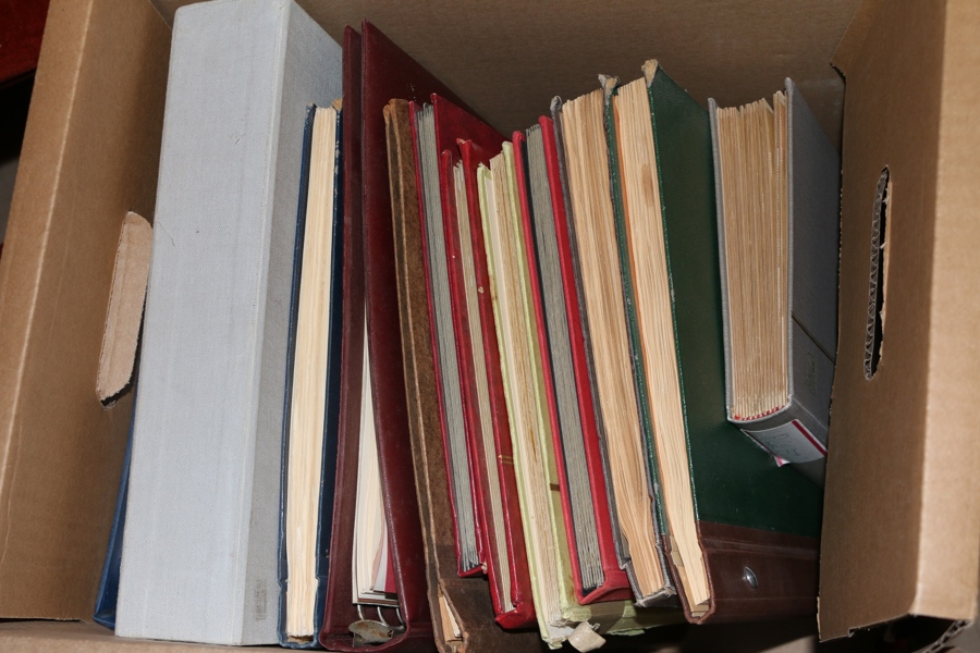 EUROPA. Mindre flyttlåda med ett tiotal album, bl.a. samlingar Österrike och Frankrike, samt spridda skurar från många länder i "bland-album". Se några exempelbilder.