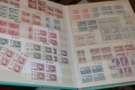 Stor flyttlåda mest Sverige men även t.ex. xx Grönland och Norge. Bl.a. samling x/xx Sverige nära komplett xx från 1943-89 i två LT-album med fickor. Även en del ytterligare svensk nominal m.m.