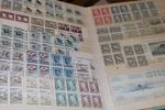 Stor flyttlåda mest Sverige men även t.ex. xx Grönland och Norge. Bl.a. samling x/xx Sverige nära komplett xx från 1943-89 i två LT-album med fickor. Även en del ytterligare svensk nominal m.m.