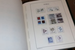 Stor flyttlåda mest Sverige men även t.ex. xx Grönland och Norge. Bl.a. samling x/xx Sverige nära komplett xx från 1943-89 i två LT-album med fickor. Även en del ytterligare svensk nominal m.m.