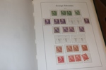 Stor flyttlåda mest Sverige men även t.ex. xx Grönland och Norge. Bl.a. samling x/xx Sverige nära komplett xx från 1943-89 i två LT-album med fickor. Även en del ytterligare svensk nominal m.m.