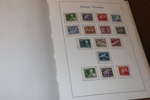 Stor flyttlåda mest Sverige men även t.ex. xx Grönland och Norge. Bl.a. samling x/xx Sverige nära komplett xx från 1943-89 i två LT-album med fickor. Även en del ytterligare svensk nominal m.m.