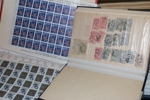 Stor flyttlåda mest Sverige men även t.ex. xx Grönland och Norge. Bl.a. samling x/xx Sverige nära komplett xx från 1943-89 i två LT-album med fickor. Även en del ytterligare svensk nominal m.m.