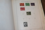Stor flyttlåda mest Sverige men även t.ex. xx Grönland och Norge. Bl.a. samling x/xx Sverige nära komplett xx från 1943-89 i två LT-album med fickor. Även en del ytterligare svensk nominal m.m.